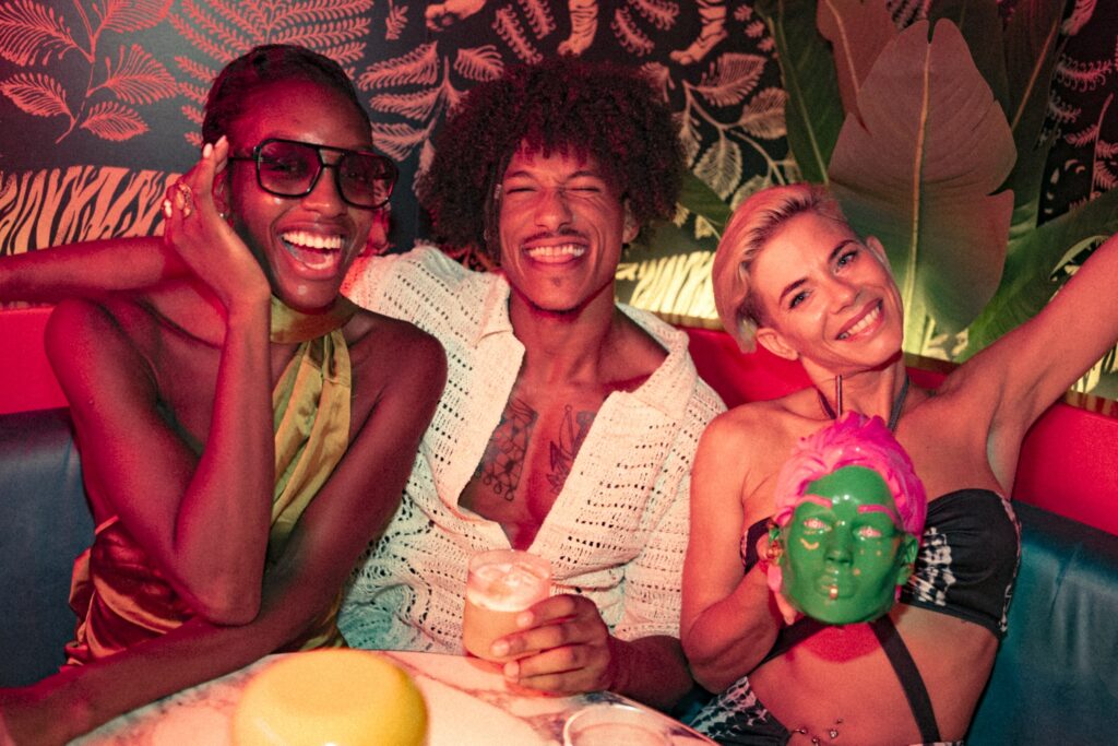 kuch-kuch-guest-people-fun-enjoying-cocktails-best-bar