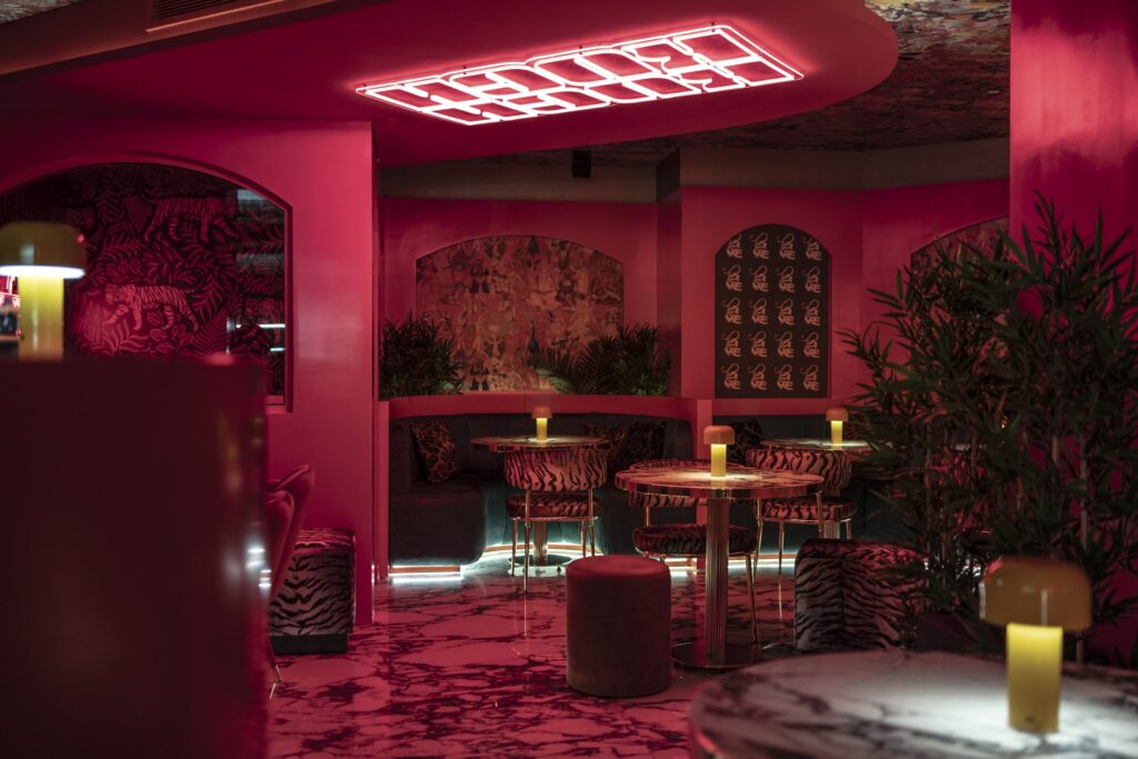 Kuch-Kuch-Cocktail-Bar-inside Interior